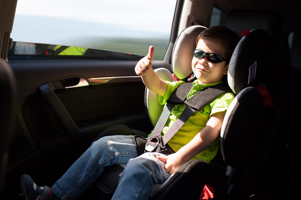 Jak zabezpieczyć głowę dziecka podczas jazdy samochodem?