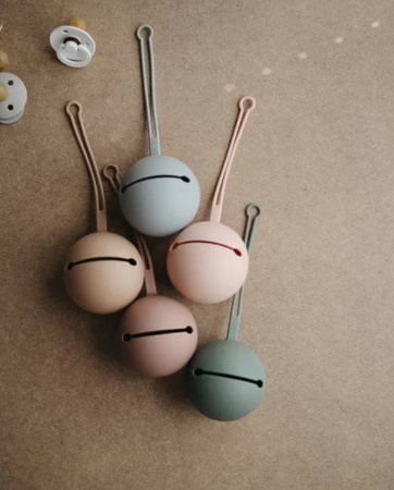 Mushie - Etui Na Smoczek Do Wózka Kula Ball BLUSH