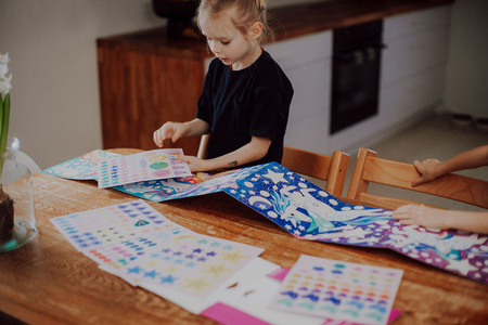 Mudpuppy Zestaw do wyklejania Naklejki holograficzne 200+ szt. z plakatem Magiczne jednorożce 4+