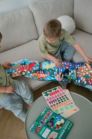 Mudpuppy Zestaw do wyklejania Naklejki holograficzne 200+ szt. z plakatem Kraina dinozaurów 4+