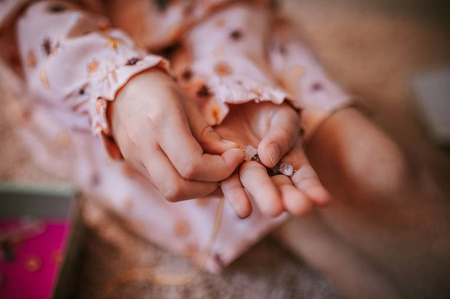 Janod Zestaw kreatywny do tworzenia biżuterii z kamieniami przynoszącymi szczęście 8+