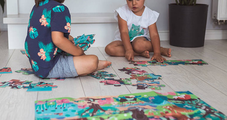 Janod Świecące puzzle z mini-lampką UV Las 24 elementy 3+