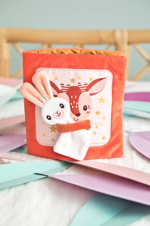 LILLIPUTIENS Miękka książeczka aktywizująca z mini-komforterem „Stella i jej przytulanka” 12 m+