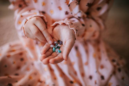 Janod Zestaw kreatywny do tworzenia biżuterii z kamieniami przynoszącymi szczęście 8+