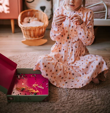 Janod Zestaw kreatywny do tworzenia biżuterii z kamieniami przynoszącymi szczęście 8+