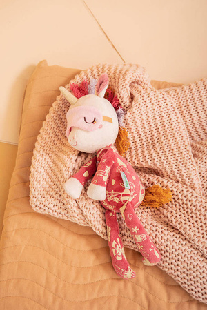 Lilliputiens Przytulanka do spania z elementami fluorescencyjnymi Jednorożec Lena 6m+