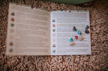 Janod Zestaw kreatywny do tworzenia biżuterii z kamieniami przynoszącymi szczęście 8+