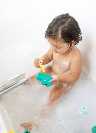 QUUT Klocki piankowe do nawlekania do kąpieli Beedi Croco