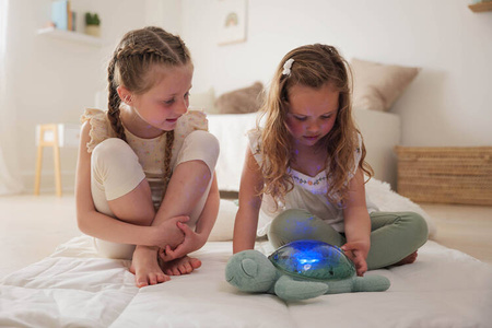 Cloud B Tranquil Aqua Lampka Nocna z Projekcją Świetlną Żółw Podwodny Różowy Ciemny