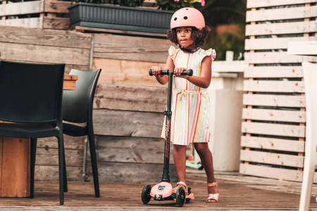 Scootandride Highwaykick 3 LED Hulajnoga Składana Ze Świecącymi Kółkami 3+ Peach