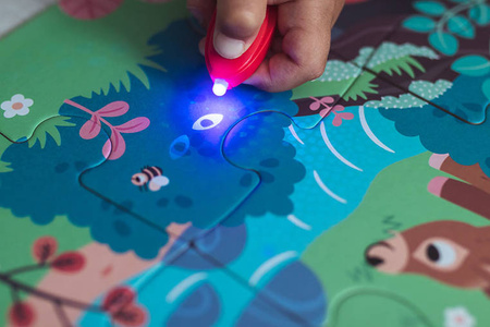 Janod Świecące puzzle z mini-lampką UV Las 24 elementy 3+