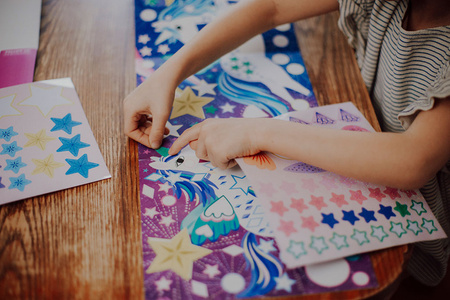 Mudpuppy Zestaw do wyklejania Naklejki holograficzne 200+ szt. z plakatem Magiczne jednorożce 4+