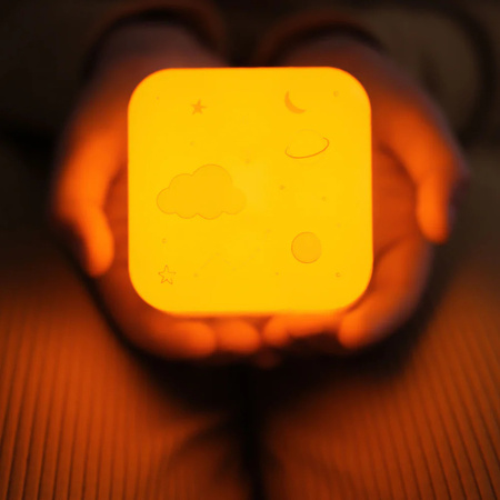 Cloud B Cube B Przenośna Lampka Nocna – Świecąca Kostka - Kosmos
