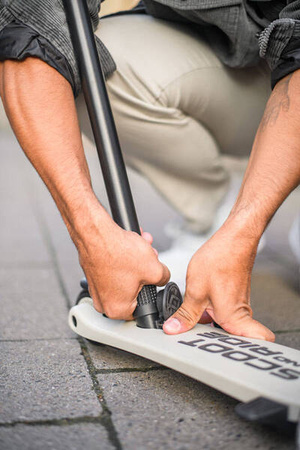 Scootandride Highwaykick 1 Push and Go 2w1 Jeździk i hulajnoga z rączką do prowadzenia 1-5 lat Ash + Kask