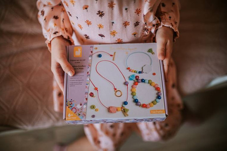 Janod Zestaw kreatywny do tworzenia biżuterii Tęczowe koraliki 6+