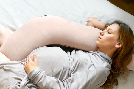 Poofi Nest Uniwersalna Poduszka Ciążowa Nugat