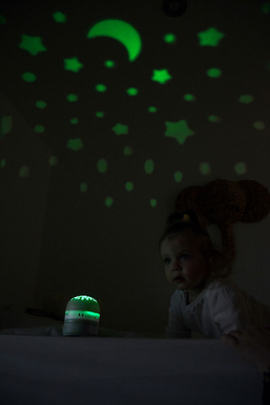 Beaba Projektor gwiazd z pozytywką i czujnikiem płaczu Pixie Sage green