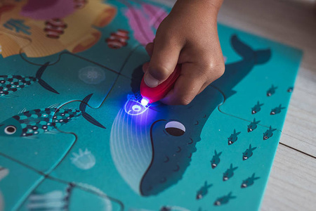 Janod Świecące puzzle z mini-lampką UV Las 24 elementy 3+