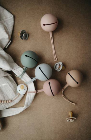 Mushie - Etui Na Smoczek Do Wózka Kula Ball BLUSH