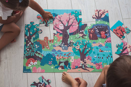 Janod Świecące puzzle z mini-lampką UV Las 24 elementy 3+