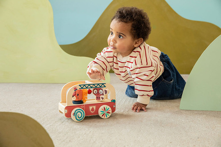 Lilliputiens Drewniany wózek do ciągnięcia Wóz strażacki Lew Jack 12 m+