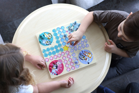 Micki Bluey Drewniana Gra Strategiczna Chińczyk