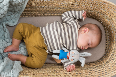 Taf Toys Zawieszka Króliczek Rylee z Gryzakiem – Kolekcja Urban Garden