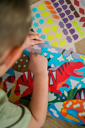 Mudpuppy Zestaw do wyklejania Naklejki holograficzne 200+ szt. z plakatem Kraina dinozaurów 4+