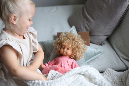 Skrallan Duża Lalka Interaktywna Lillan Blondynka