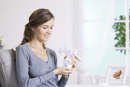 Chicco Natural Feeling Laktator Manualny + Wkładki Laktacyjne 60 szt.