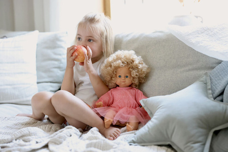 Skrallan Duża Lalka Interaktywna Lillan Blondynka