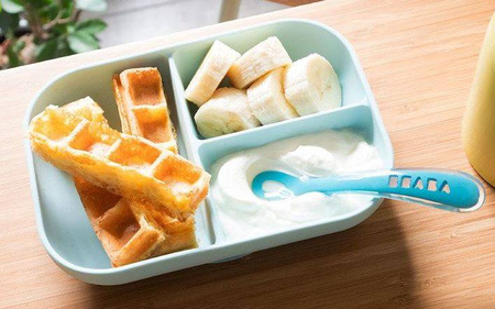 Beaba Komplet Naczyń z Silikonu Trójdzielny Talerz z Przyssawką + Łyżeczka Niebieski