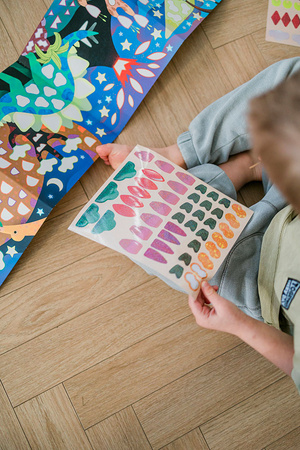 Mudpuppy Zestaw do wyklejania Naklejki holograficzne 200+ szt. z plakatem Kraina dinozaurów 4+