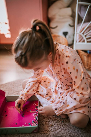 Janod Zestaw kreatywny do tworzenia biżuterii z kamieniami przynoszącymi szczęście 8+