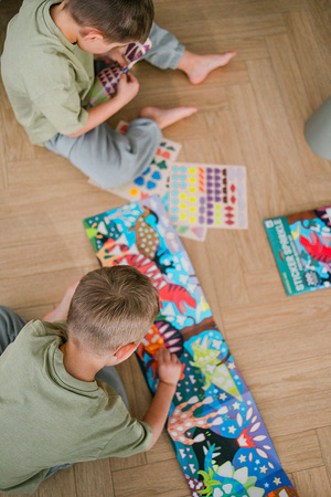 Mudpuppy Zestaw do wyklejania Naklejki holograficzne 200+ szt. z plakatem Kraina dinozaurów 4+
