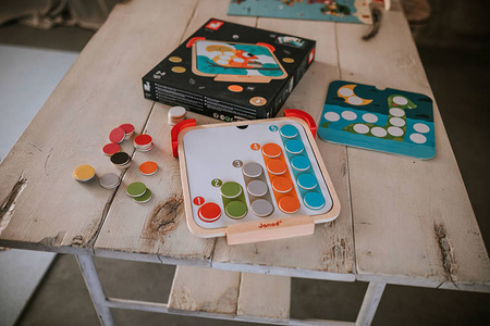 Janod Układanka drewniana magnetyczna z tablicą Uczę się kolorów