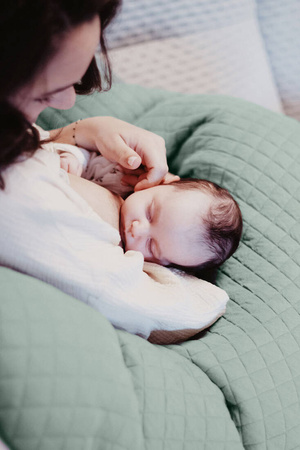 Beaba Ergonomiczna poduszka rogal dla kobiet w ciąży i karmiących Big Flopsy ™ Fleur de coton Sage Green