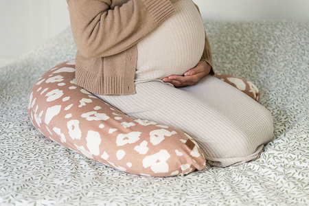 Beaba Ergonomiczna poduszka rogal dla kobiet w ciąży i karmiących Big Flopsy ™ Print Jersey Savannah Bloom