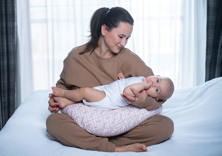 Motherhood Classics Fasolka Poduszka Do Karmienia Różowa 2023