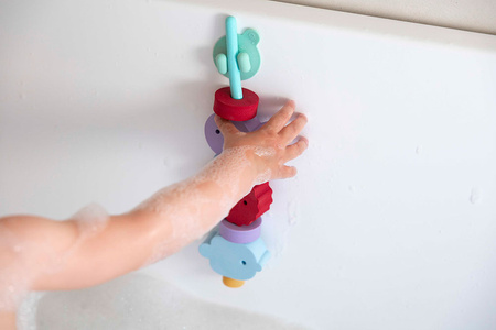 QUUT Klocki piankowe do nawlekania do kąpieli Beedi Fish Burgundy