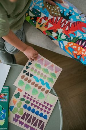 Mudpuppy Zestaw do wyklejania Naklejki holograficzne 200+ szt. z plakatem Kraina dinozaurów 4+