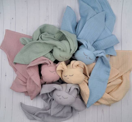 Baby in World Pielucha Muślinowa Hug Me Bunny Niebieski