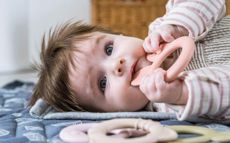 Dantoy BIO TINY gryzak łańcuch CORAL