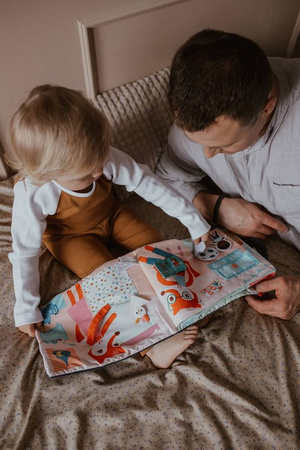LILLIPUTIENS Miękka książeczka aktywizująca z mini-przytulanką „Dobranoc, mały lisku” 18 m+