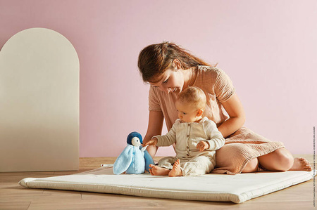 Kaloo Przytulanka z muślinową chusteczką absorbującą zapach Pingwinek 20 cm w pudełku kolekcja Complices