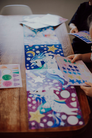 Mudpuppy Zestaw do wyklejania Naklejki holograficzne 200+ szt. z plakatem Magiczne jednorożce 4+