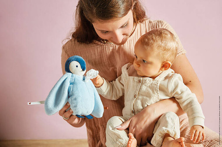 Kaloo Przytulanka z muślinową chusteczką absorbującą zapach Pingwinek 20 cm w pudełku kolekcja Complices