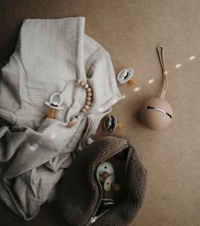 Mushie - Etui Na Smoczek Do Wózka Kula Ball BLUSH