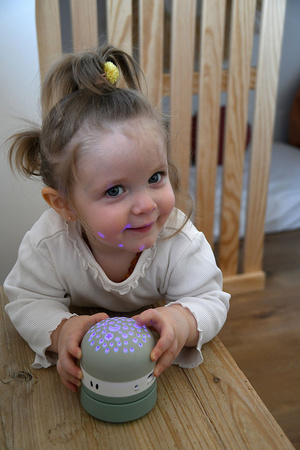 Beaba Projektor gwiazd z pozytywką i czujnikiem płaczu Pixie Sage green