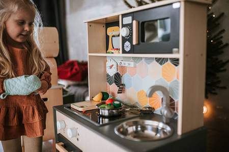 Janod Duża drewniana kuchnia z dźwiękiem, światłem LED i 6 akcesoriami Mozaika 3-8 lat